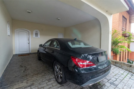 Casa à venda com 4 quartos, sendo 2 suítes, no condomínio Vila das Flores, São Paulo - SP