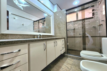 Apartamento Alto Padrão Frente Mar com 4 Dormitórios, 3 Suítes e 3 Vagas na Orla de Santos