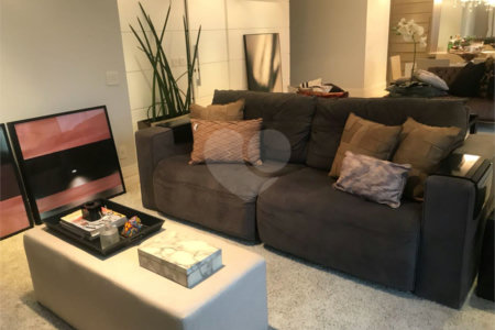 Apartamento à venda com 3 suítes em Moema, São Paulo, SP