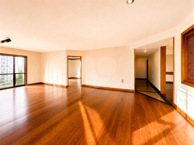 Apartamento à venda com 3 suítes em Moema, São Paulo, SP