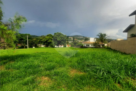 Lindo terreno de 450m², localizado no Condomínio Vilaggio Caprirccio