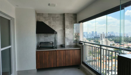 Apartamento com ar condicionado e varanda com churrasqueira semi novo, condominio entregue em 2024 com lazer completo.