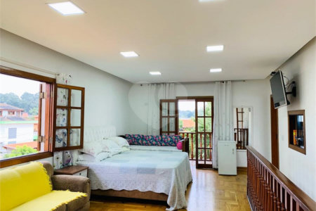 Sobrado à venda com 4 quartos, sendo 3 suítes, em Interlagos, São Paulo, SP