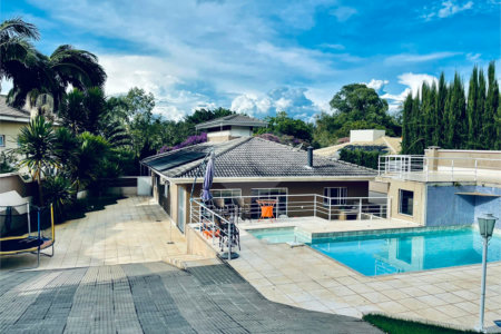 Casa à venda com 3 quartos, sendo 1 suíte, no condomínio Shambala I, Atibaia - SP
