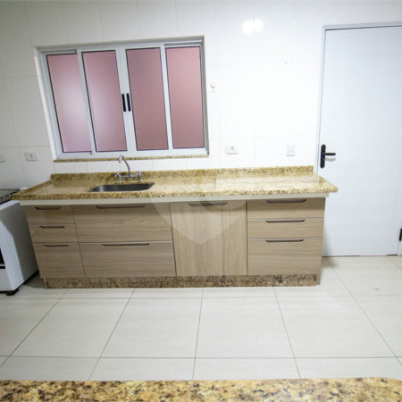 Casa à venda com 3 quartos, sendo 1 suíte, no condomínio Vilaregio, São Roque - SP