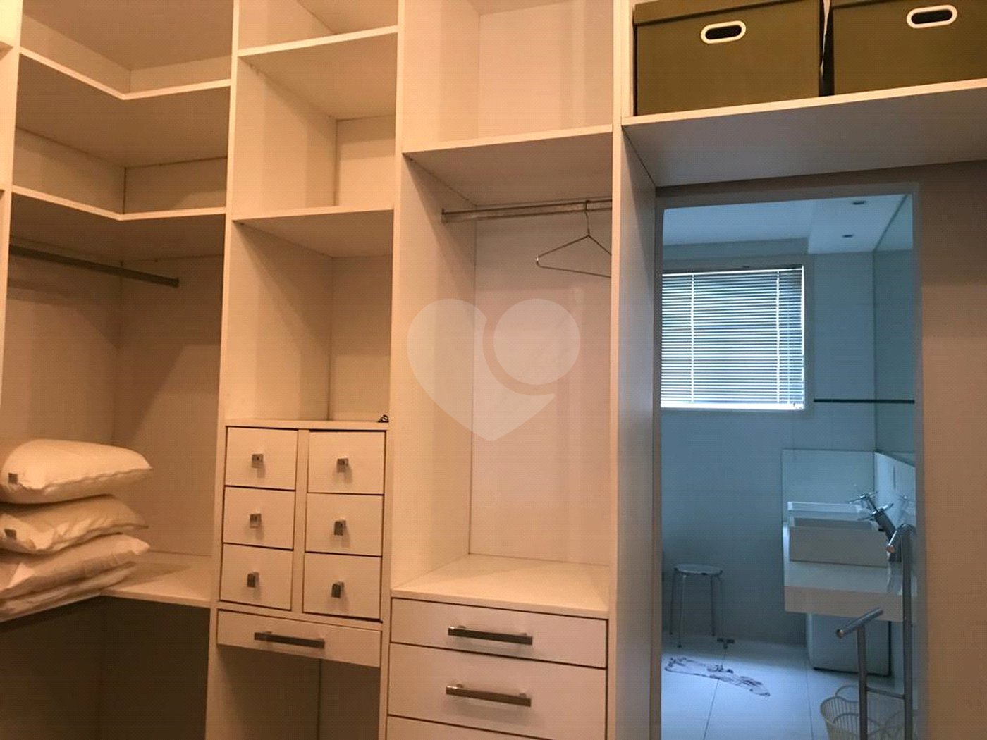 Casa à venda com 5 quartos, sendo 3 suítes, no condomínio Mansões da Prata, Rio de Janeiro - RJ
