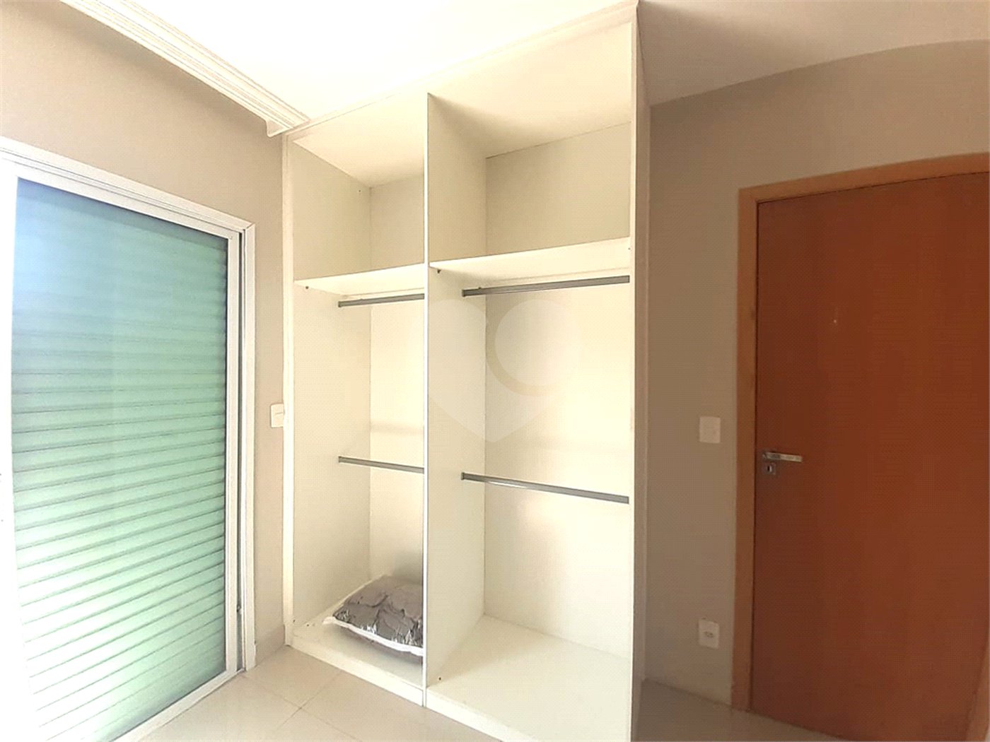 Casa à venda com 3 quartos, sendo 1 suíte, no condomínio Apeu, São Paulo - SP