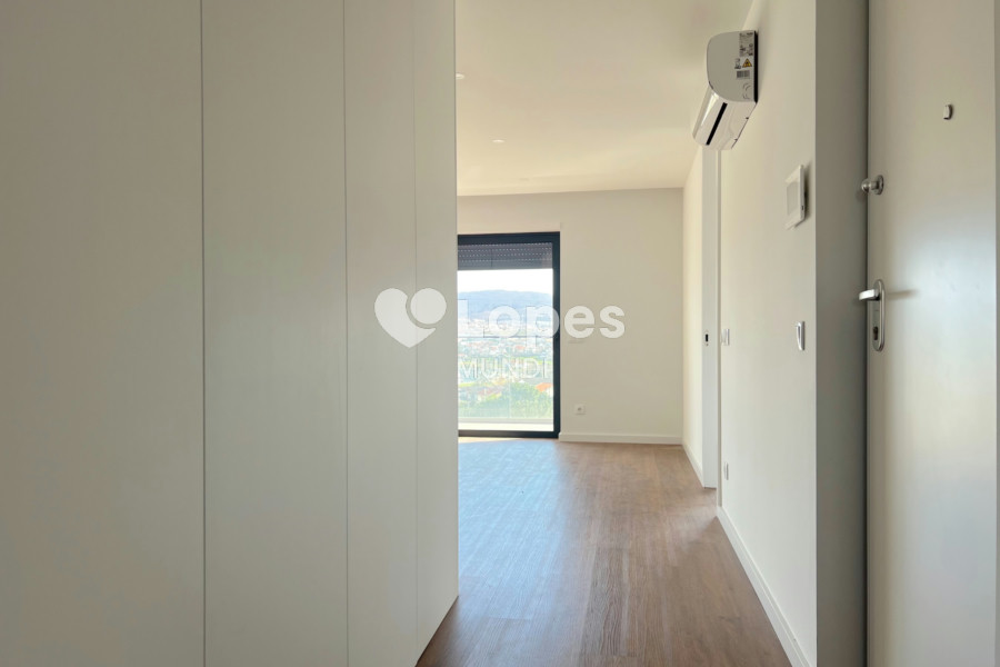 Apartamento T2 à venda em Águas Santas, Maia, Portugal – Varanda e garagem