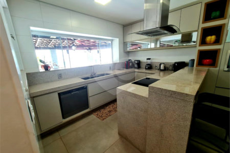 Casa à venda com 5 quartos, sendo 2 suítes, em Jardim das Roseiras, Araraquara, SP
