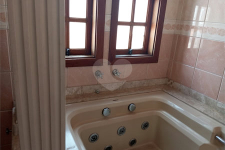 Casa à venda com 3 quartos, sendo 1 suíte, em Vila Nivi, São Paulo, SP