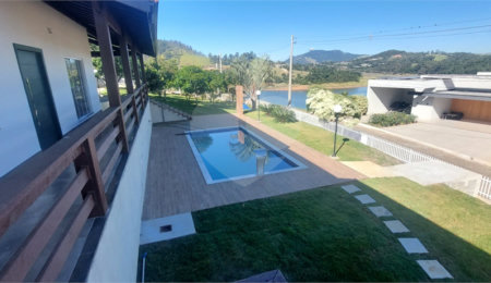 Casa à venda com 3 suítes no condomínio Riviera dos Pássaros, Joanópolis - SP
