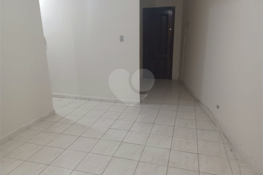 Apartamento super bem localizado, com 01 dormitório e armário embutido