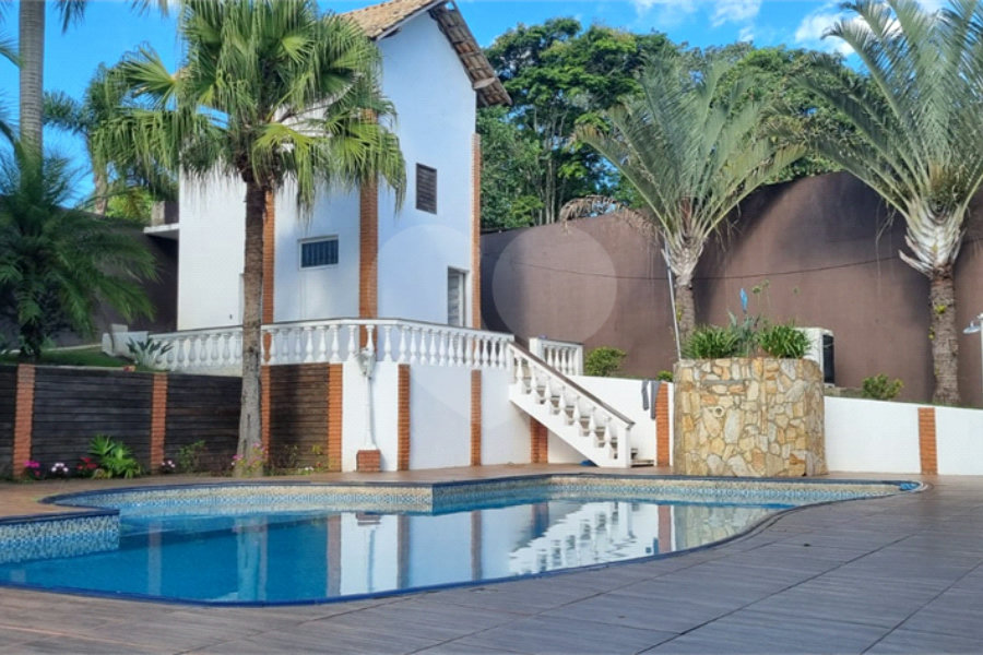 Casa à venda com 7 quartos, sendo 4 suítes, no condomínio Residencial Ypeville, Mairiporã - SP