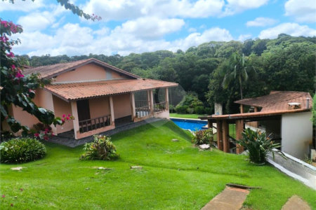 Casa à venda com 3 suítes no condomínio Granja Verediana, Ibiúna - SP