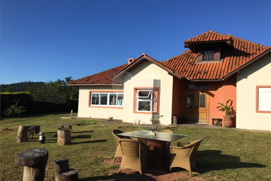 Casa à venda com 3 suítes no condomínio Suíça da Cantareira, Mairiporã - SP