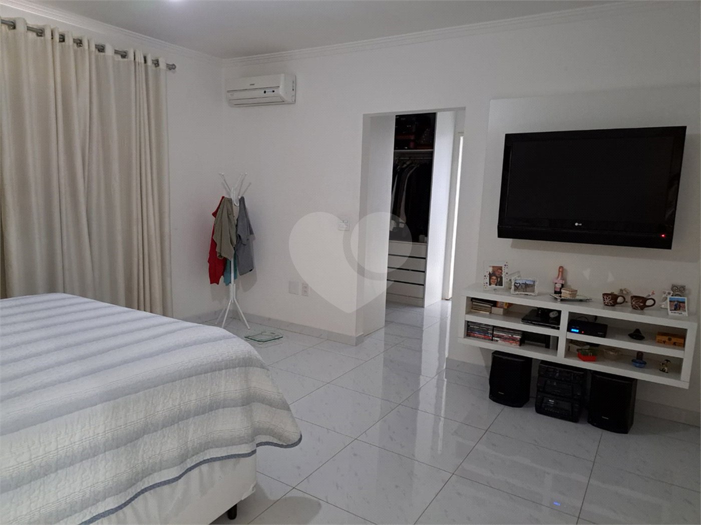 Sobrado à venda com 4 quartos, sendo 2 suítes, em Jaraguá, São Paulo, SP