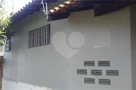 Prédio para venda com 6 kitnets.