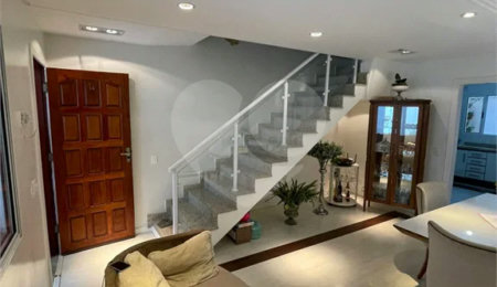 Casa à venda com 3 quartos, sendo 1 suíte, no condomínio Residencial Villagio Vitória, Guarulhos - SP
