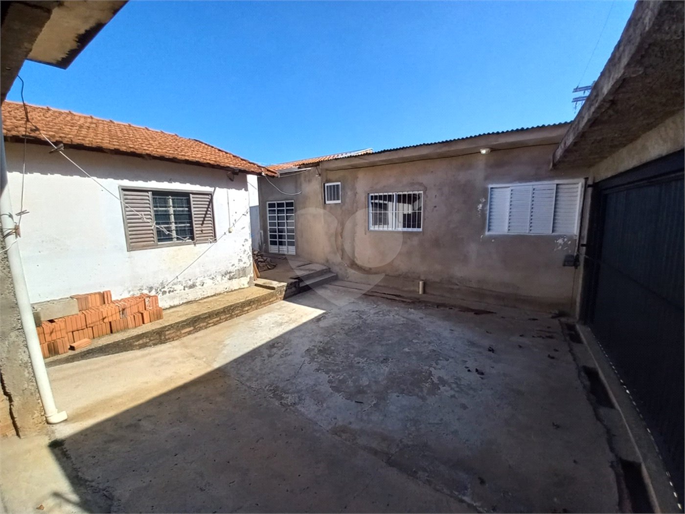 Casa térrea com 2 dormitórios.
