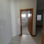 Belíssima Casa à Venda no Condomínio Damha IV
