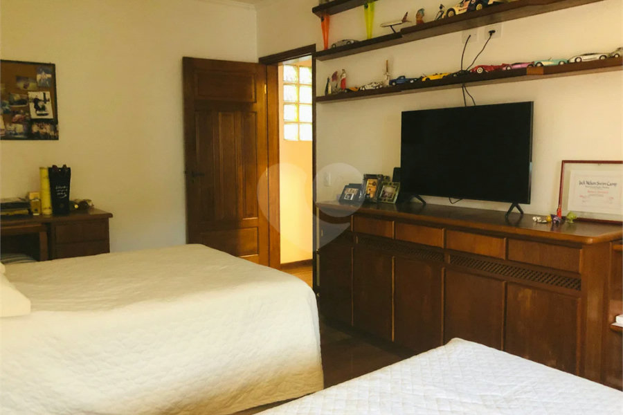SOBRADO A VENDA NO TREMEMBÉ - 3 DORMS. (1 SUÍTE) E 5 VAGAS
