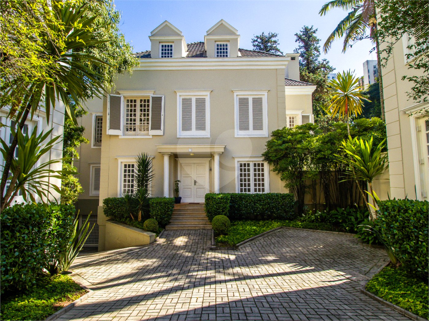 Casa à venda com 5 quartos, sendo 4 suítes, no condomínio Bounganville, São Paulo - SP