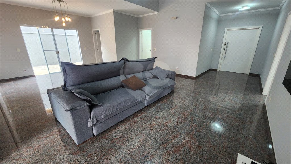 Casa à venda com 4 quartos, sendo 2 suítes, no condomínio Marambaia, Vinhedo - SP