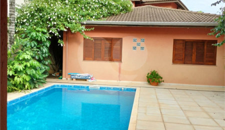 Sobrado à venda com 4 quartos, sendo 2 suítes, em Vila Petrópolis, Atibaia, SP