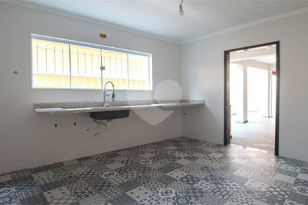 Sobrado à venda com 4 quartos, sendo 1 suíte,  em Jardim Peri Peri, São Paulo, SP