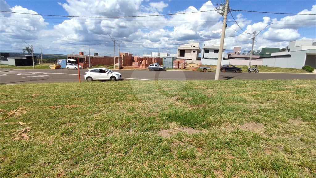 Lote à Venda em São Carlos, no Condomínio Villeneuve I