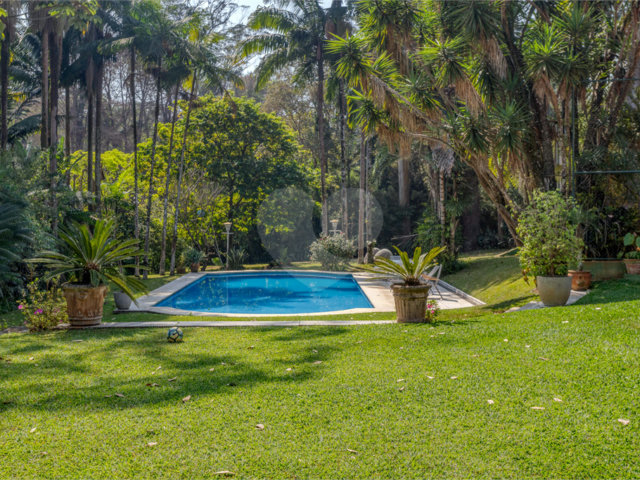 Casa à venda com 6 quartos, sendo 2 suítes,  no condomínio Chácara Flora, São Paulo - SP
