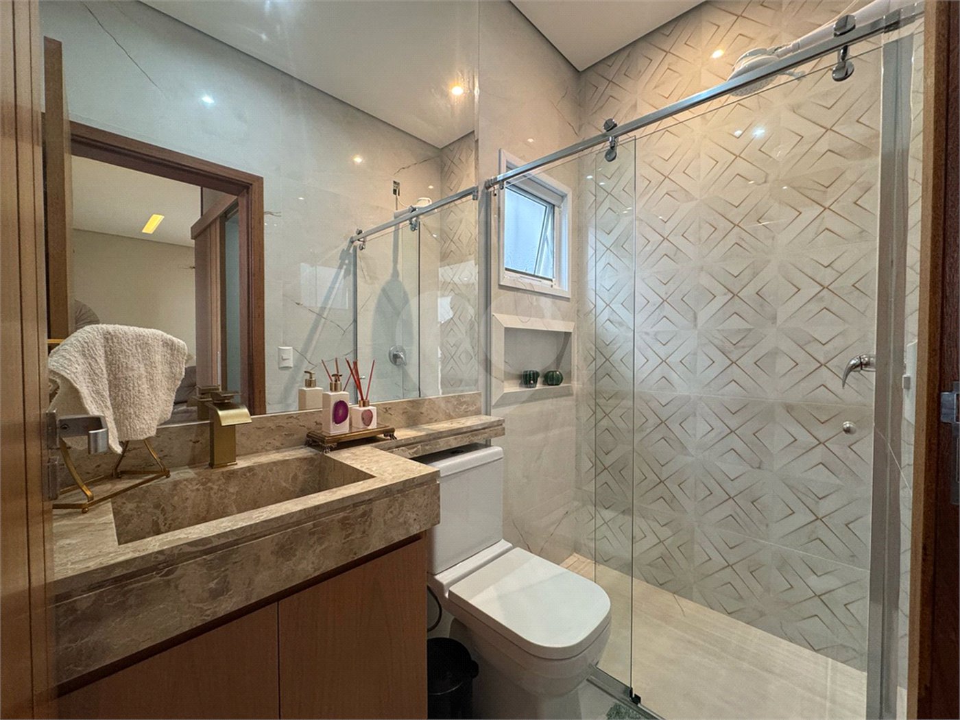 Casa à venda com 4 quartos, sendo 1 suíte,  no condomínio Condomíno Helena Maria, Sorocaba - SP