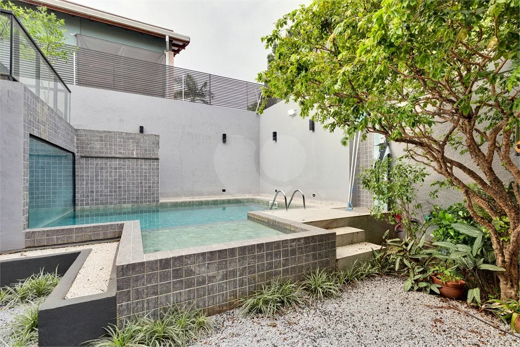 Casa à venda com 4 suítes em Granja Julieta, São Paulo, SP