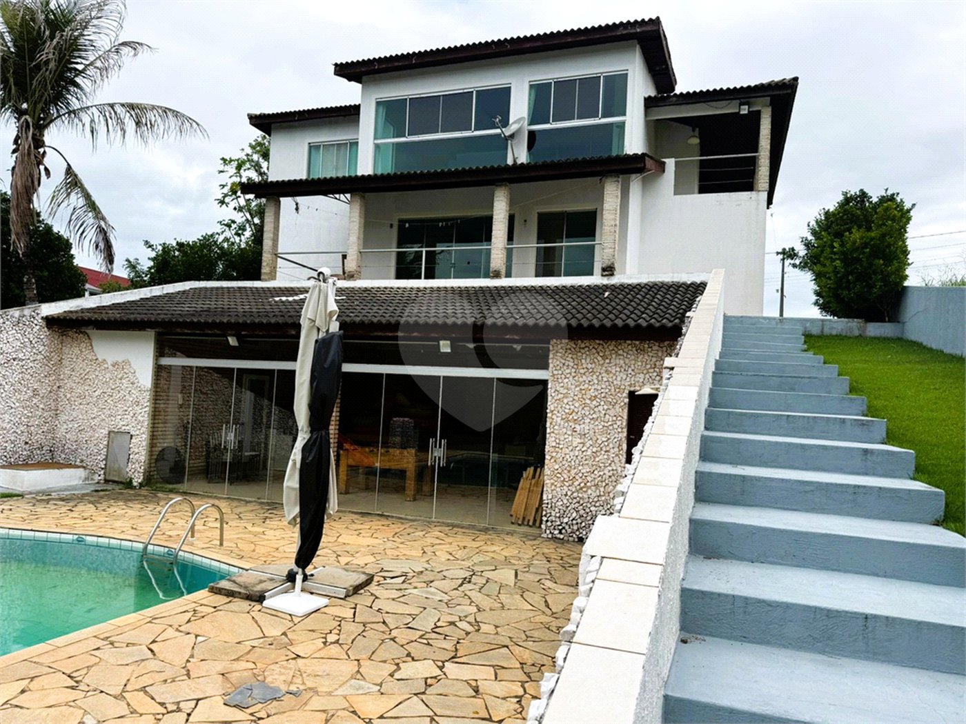 Casa à venda com 4 quartos, sendo 3 suítes, no condomínio Village da Serra, Araçoiaba da Serra - SP