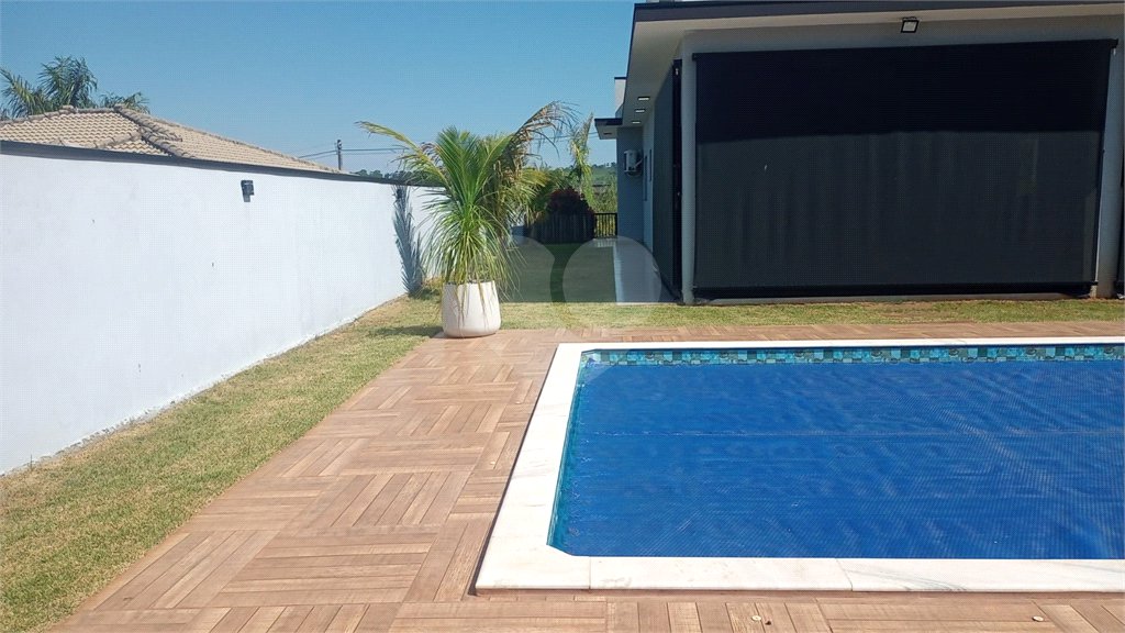 Casa à venda com 3 quartos, sendo 1 suíte, no condomínio Village da Serra, Araçoiaba da Serra - SP