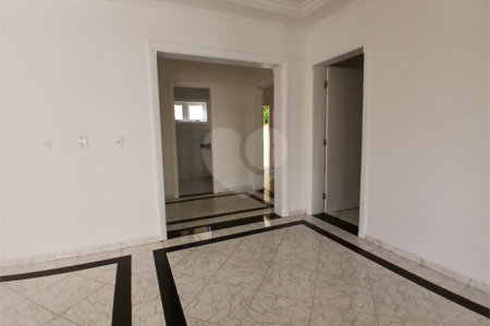 Casa à venda com 4 quartos, sendo 2 suítes, no condomínio Flamboyant, Atibaia - SP