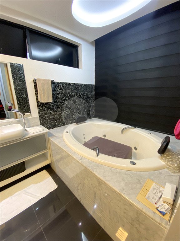Casa à venda com 4 quartos, sendo 2 suítes, no condomínio Golden Village, Rio de Janeiro - RJ