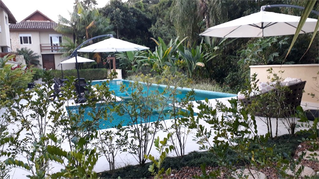 Casa à venda com 4 quartos, sendo 3 suítes, no condomínio Residencial Vila Esmeralda, São Sebastião - SP