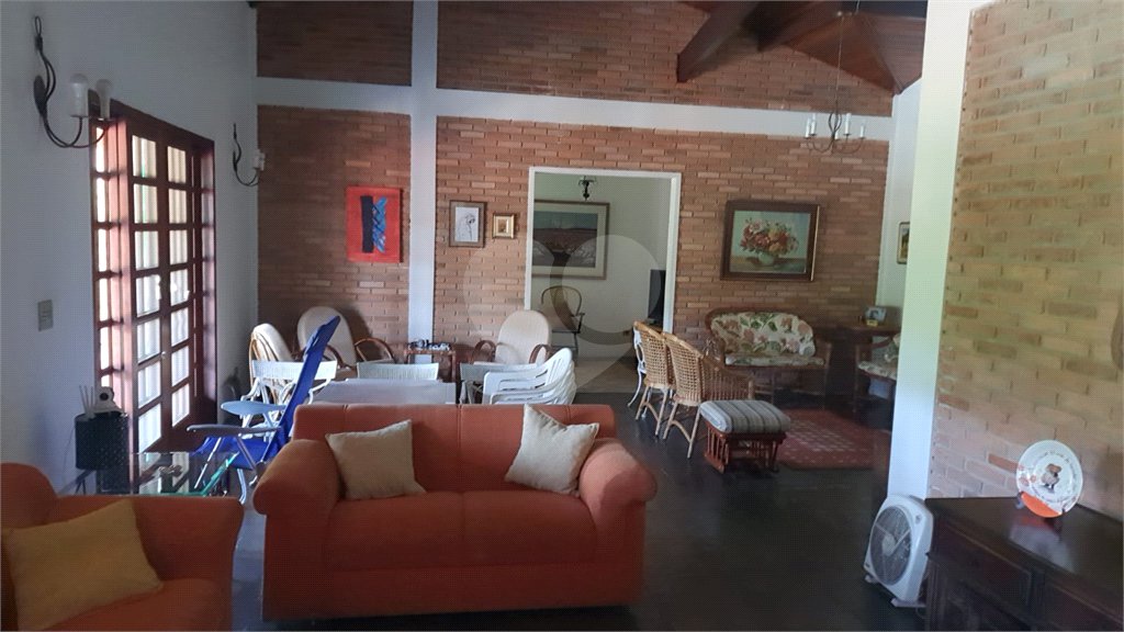Casa à venda com 5 quartos, sendo 3 suítes, no condomínio Estância Marambaia, Vinhedo - SP