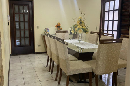 Sobrado à venda com 3 quartos, sendo 1 suíte,  em Vila Suissa, Mogi das Cruzes, SP