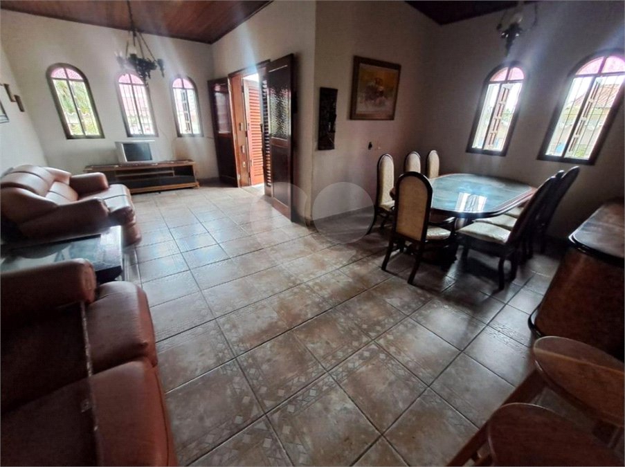 Casa à venda com 4 quartos, sendo 1 suíte, em Indaiá, Caraguatatuba, SP