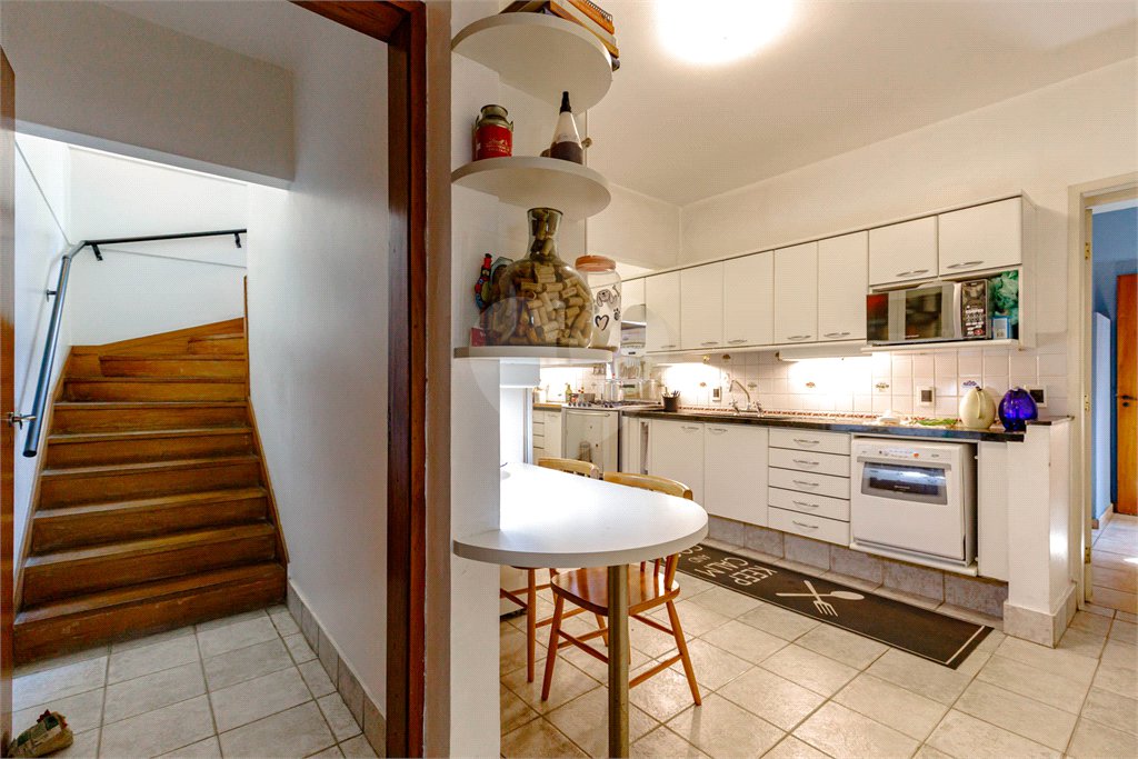 Casa à venda com 4 quartos, sendo 2 suítes, em Jardim Everest, São Paulo, SP