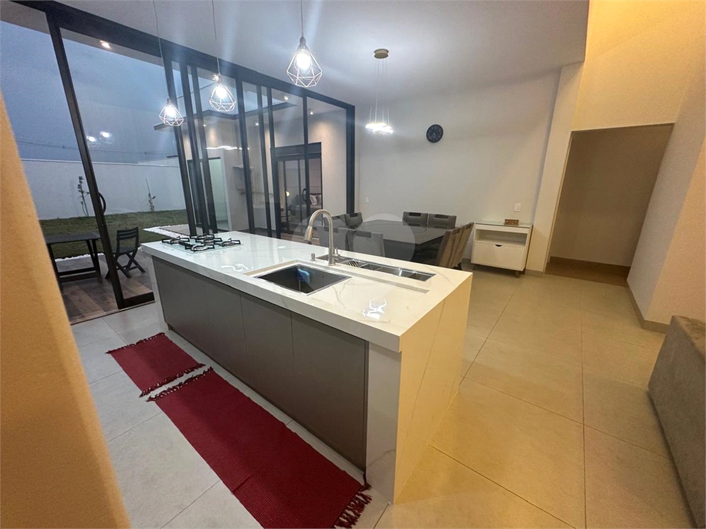Casa à venda com 4 quartos, sendo 2 suítes, no condomínio Residencial Golden Ville, Itapetininga - SP