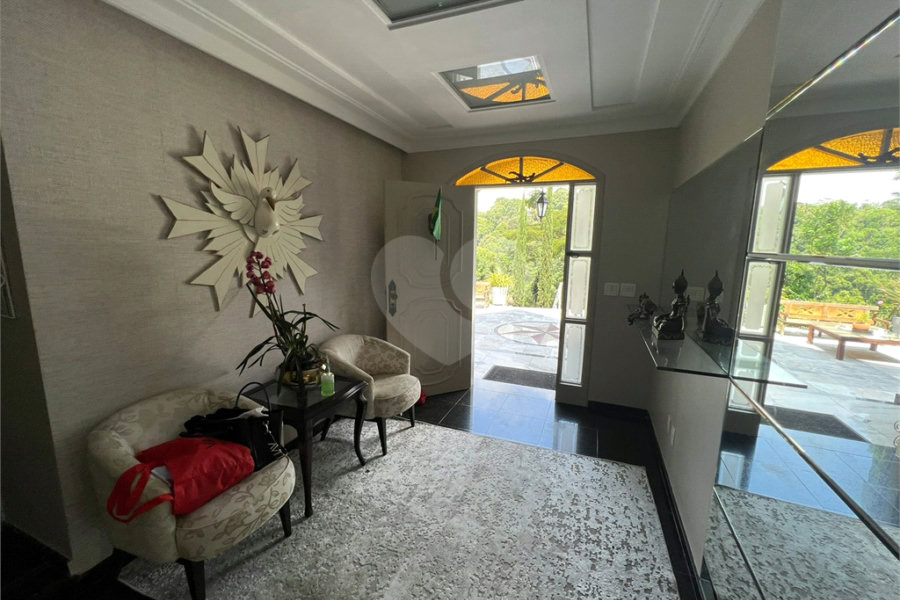 Casa à venda com 6 quartos, sendo 5 suítes, no condomínio Alpes da Cantareira, Mairiporã - SP