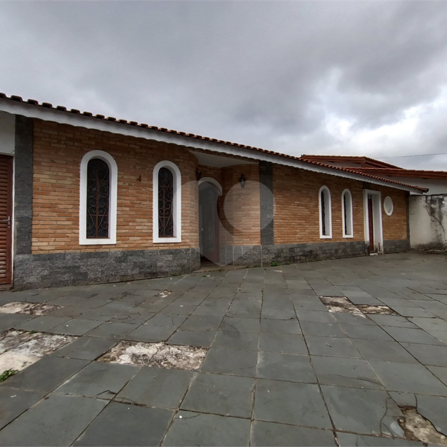 Casa à venda com 4 quartos, sendo 3 suítes, no condomínio Rancho Dirce, Sorocaba - SP