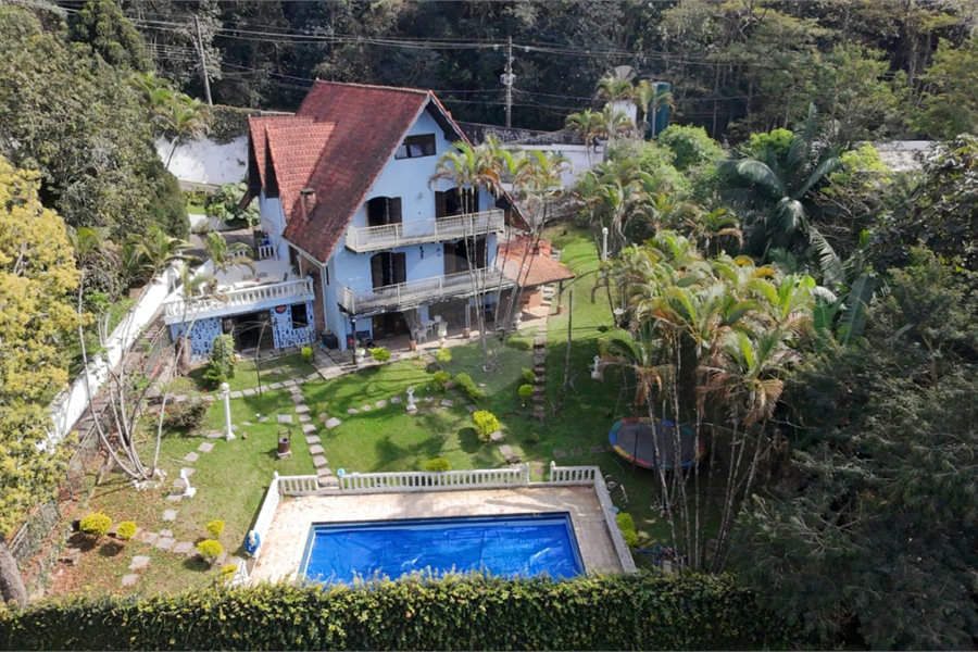 Sobrado à venda com 4 suítes em Serra da Cantareira, Mairiporã, SP