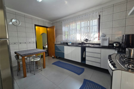 Casa à venda com 4 quartos, sendo 1 suíte, em Vila Paulo Silas, São Paulo, SP
