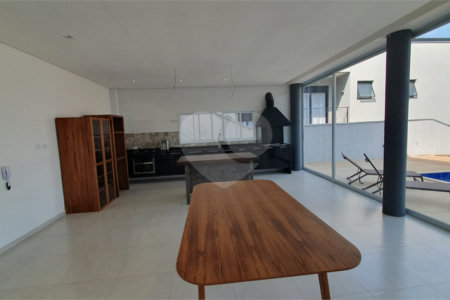 Casa à venda com 3 quartos, sendo 1 suíte, no condomínio Figueira Garden, Atibaia - SP