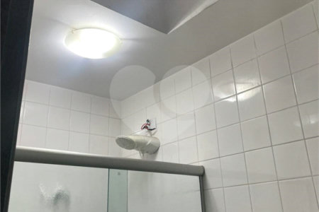 Casa à venda com 3 quartos, sendo 1 suíte, no condomínio Serranos, São Paulo - SP