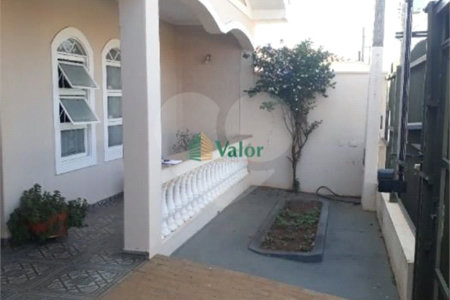 Ampla casa no condomÍnio Parque Fehr, contendo:
